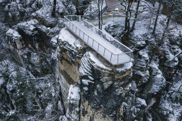 Die neue Aussichtsplattform ist fertig und „schwebt“ auf dem berühmten Basteifelsen in der Sächsischen Schweiz